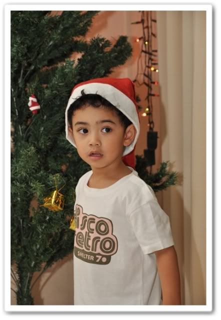 ลูกปุณกับต้นคริสมาสที่ตึก Q House ลุมพินีครับ