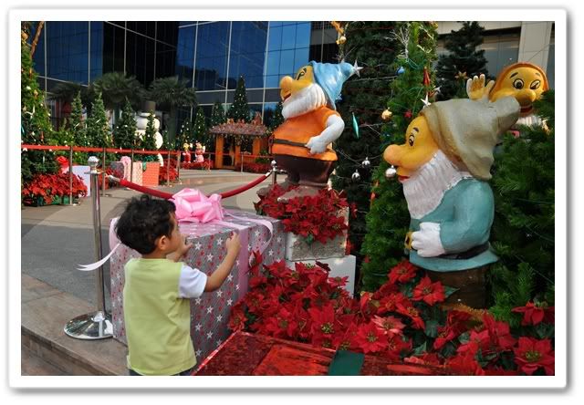 ลูกปุณกับต้นคริสมาสที่ตึก Q House ลุมพินีครับ