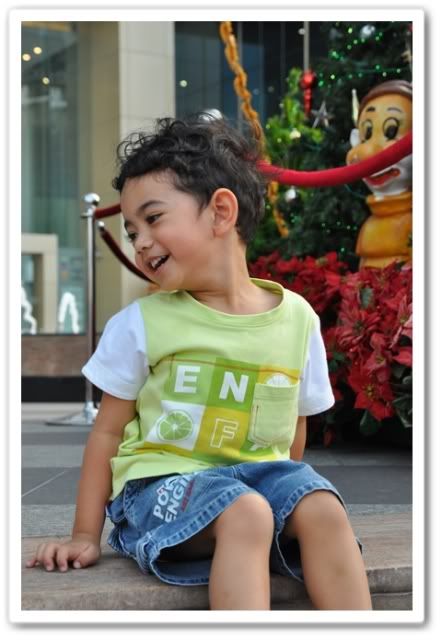 ลูกปุณกับต้นคริสมาสที่ตึก Q House ลุมพินีครับ
