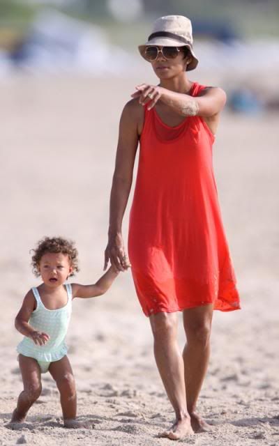 halle berry baby beach. halle berry 789 5preview Halle