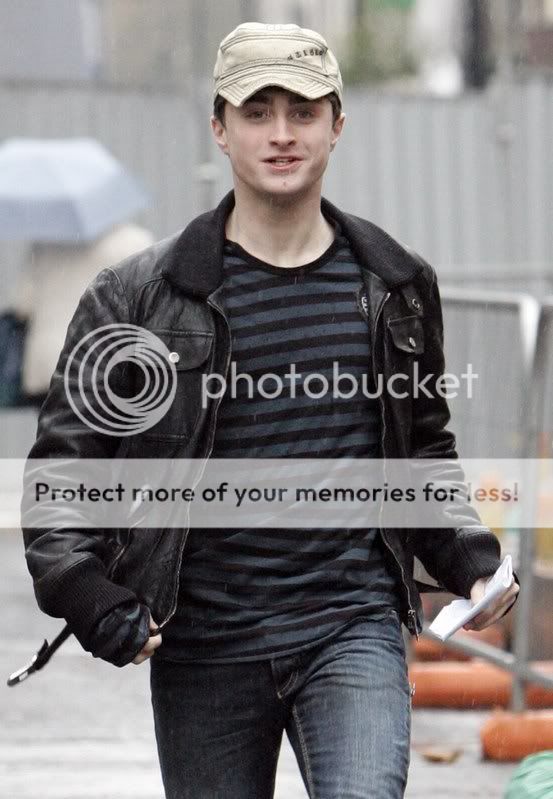 Daniel Radcliffe in London (11/20/7) | Celeb Dirty Laundry